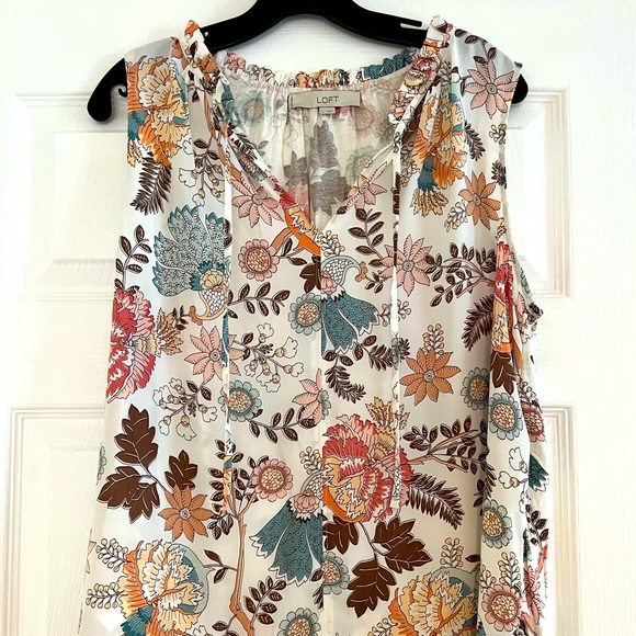 LOFT Tops - Beautiful floral top!
